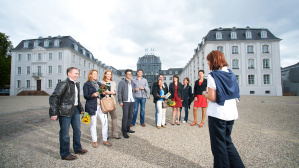 Gruppe vor dem Schloss Gruppe vor dem Schloss