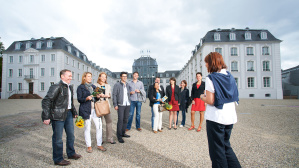 Gruppe vor dem Schloss Gruppe vor dem Schloss