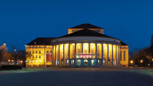 Staatstheater bei Nacht (Foto: Marco Kany/SST) Das hell erleuchtete Staatstheater bei Nacht