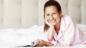 Frau im Hotelzimmer Frau im Hotelzimmer