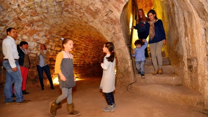 Historisches Museum Saar: Kinder in der unterirdischen Burg (Thomas Roessler) Historisches Museum Saar: Kinder in der unterirdischen Burg (Thomas Roessler)