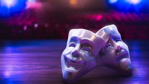 Theatermasken Theatermasken auf der Bühne (Foto: shutterstock/Gregory Fer)