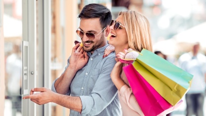 Paar beim Shopping (Foto: shutterstock_@Ivanko80)