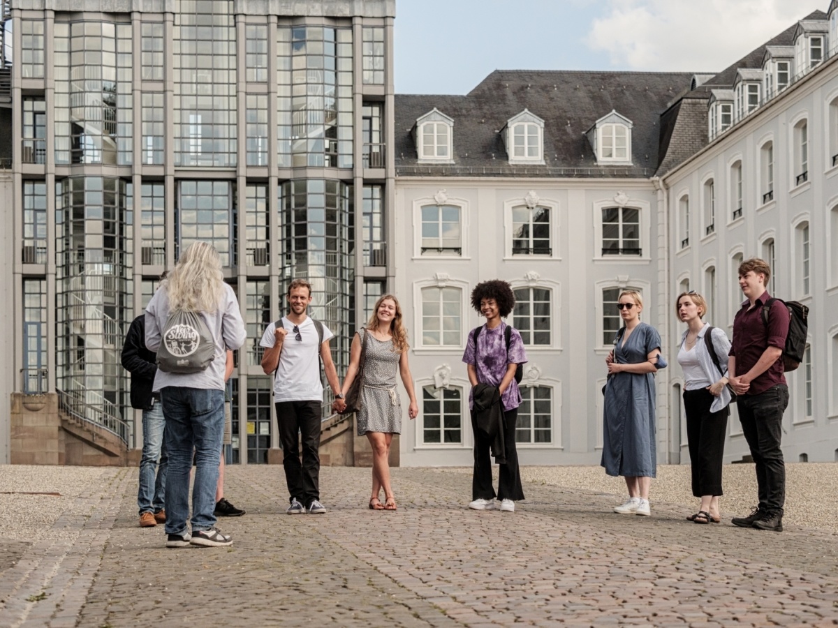 Stadtführung Gruppe von Touristen während einer Stadtführung vor dem Saarbrücker Schloss