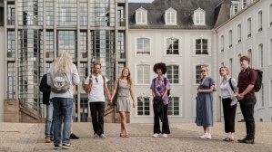 Stadtführung durch Saarbrücken Gruppe von Touristen während einer Stadtführung vor dem Saarbrücker Schloss