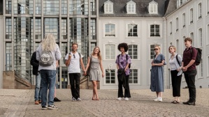 Gruppe von Touristen während einer Stadtführung vor dem Saarbrücker Schloss Gruppe von Touristen während einer Stadtführung vor dem Saarbrücker Schloss
