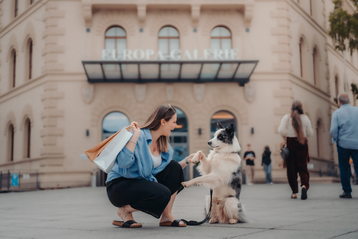 Europa Galerie - ehemalige Bergwerksdirektion Frau mit Hund vor dem Eingang zur Europa Galerie - ehemalige Bergwerksdirektion
