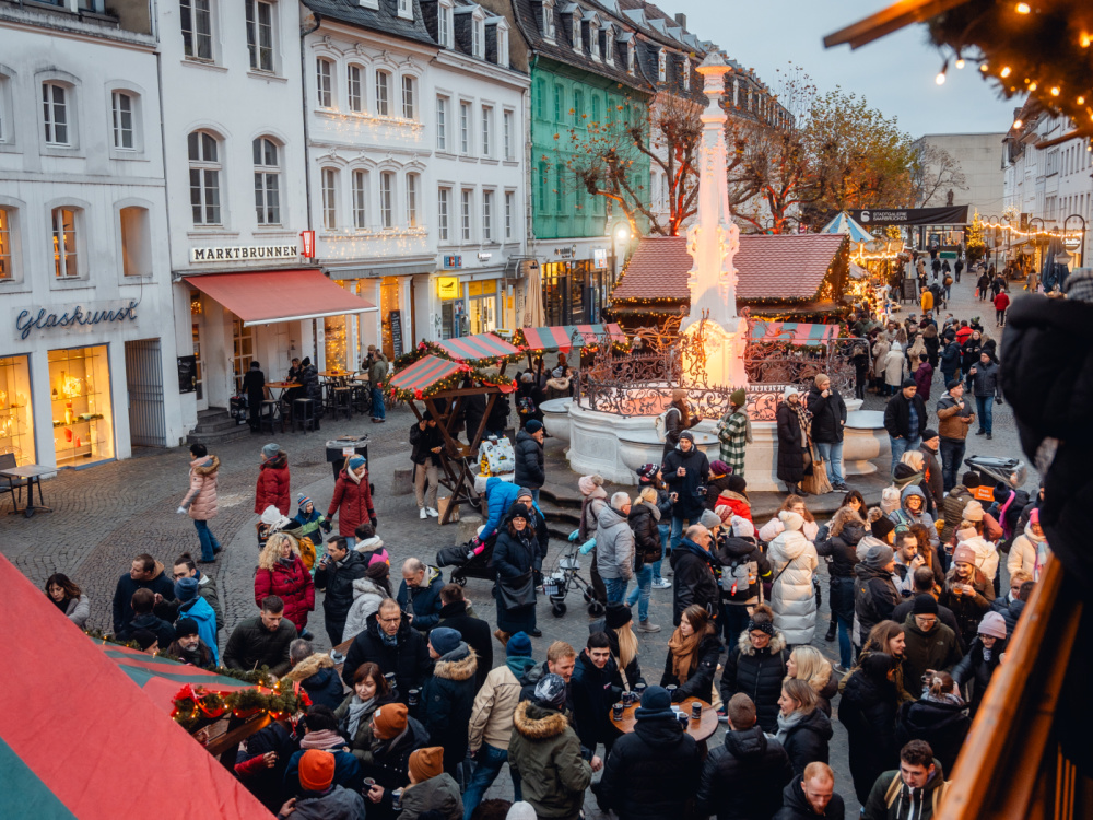 Christkindl-Markt, St. Johanner Markt mit Brunnen Blick von der großen Almhütte auf dem St. Johanner Markt zum beleuchteten St. Johanner Markt Brunnen