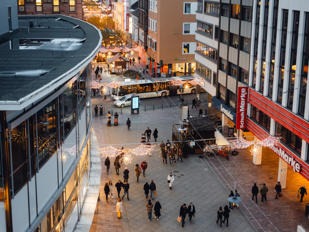 Christkindl-Markt, Bahnhofstraße Beleuchtete Bahnhofsstraße bei Dämmerung mit allen Weihnachtslichtern