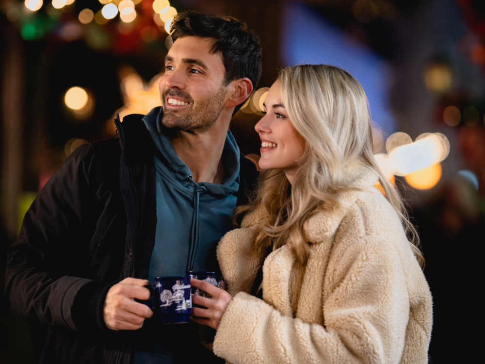 Weihnachtsmarkt Shooting Pärchen auf dem Saarbrücker Christkindlmarkt bei Glühwein
