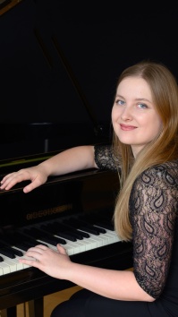 Junge Frau am Piano sitzend