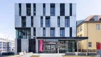 Gebäude mit Glasfront und modernem Design