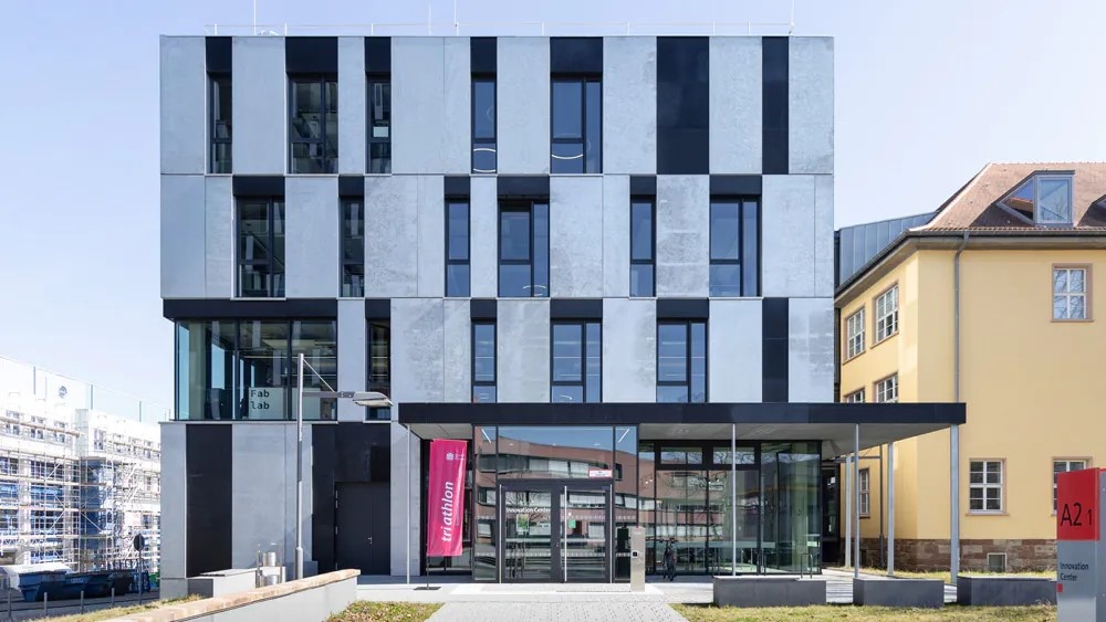 Innovation Center Aussenansicht Gebäude mit Glasfront und modernem Design